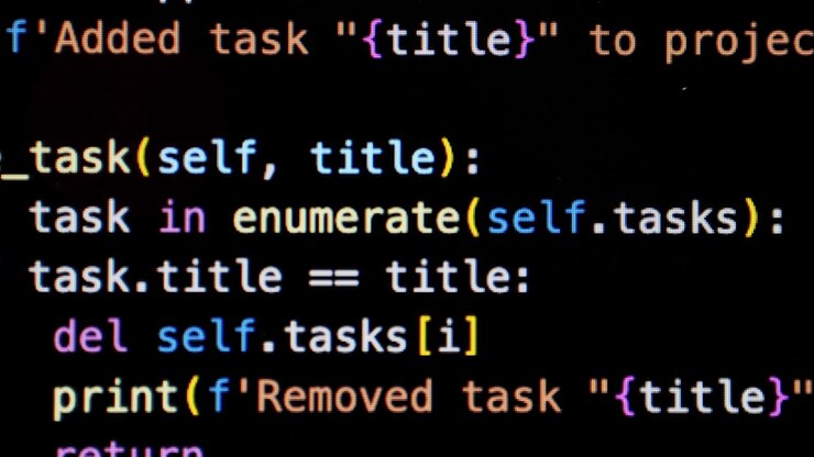 Código fuente de Python desplazándose en la pantalla de una computadora