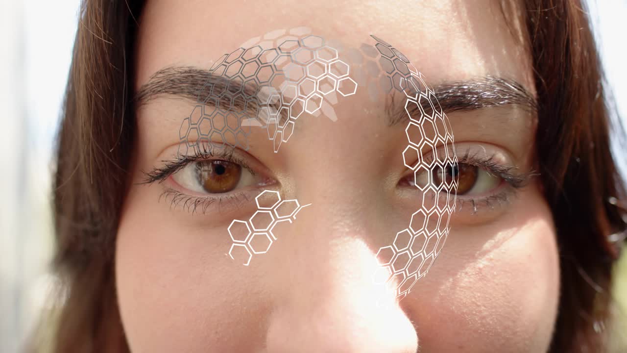 Žena otevírá oči, zatímco se objevuje animovaná hexagonální síť, která mapuje obličej pro AR technologii