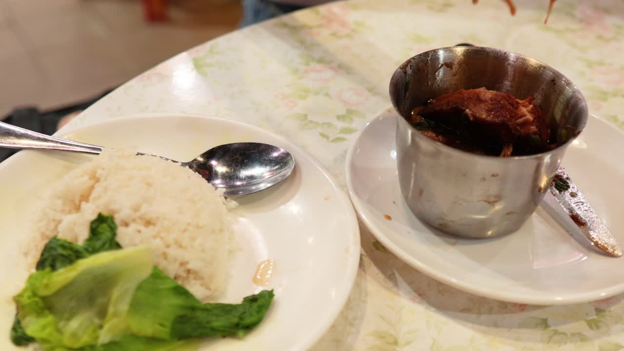 가락이 금속 그에서 돼지고기를 들어 올리고 있다