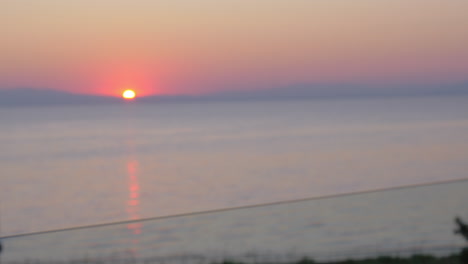 El-Tintineo-De-Copas-De-Champán-Contra-El-Mar-Del-Atardecer-Pireo-Grecia