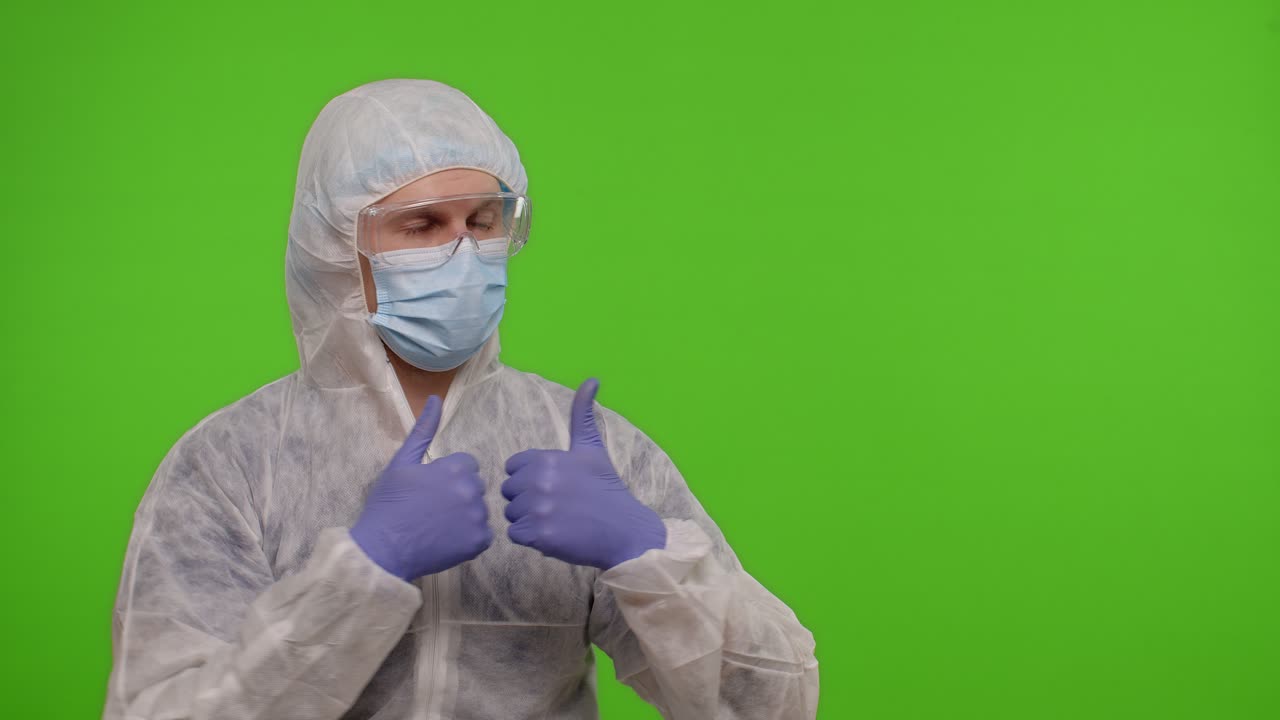 hombre con traje de protección y máscara facial