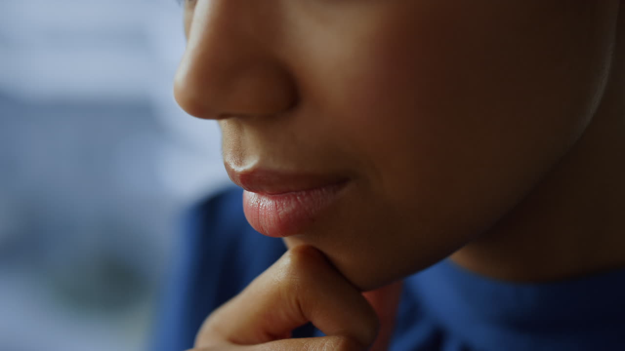 gerente pensando seriamente en la oficina