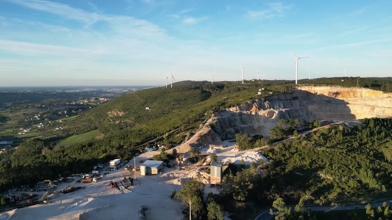 Vista Aérea de Pedreira, Aerogeradores e Floresta com Estrada Sinuosa
