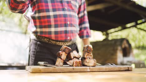 Erntemann-Trinkt-Wein-Gegen-Gegrillte-Fleischstücke-Im-Garten