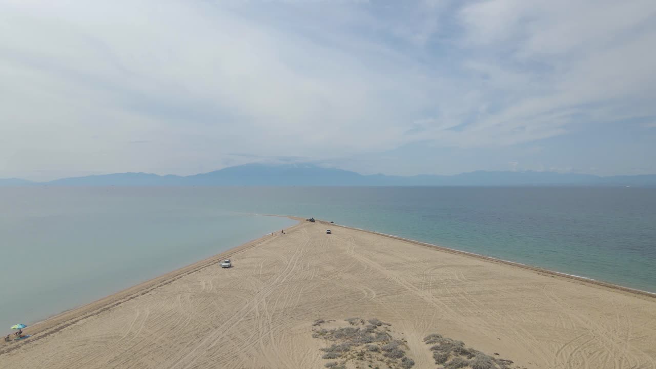 에파노미, 할키디키, 그리스의 열대 해변에 있는 반도에서 4k 이륙 클립