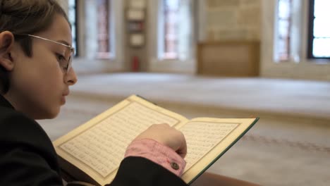 Junge-Liest-Koran