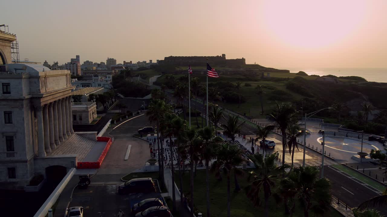 신발은 허리케인 마리아와 그 결과로 사망한 사람들의 푸에르토리코 주 수도 계단에 놓였습니다.