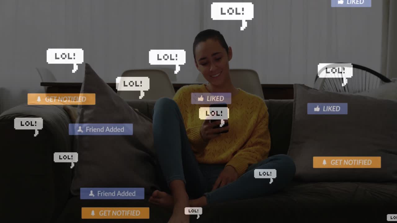 animación de iconos de las redes sociales sobre una mujer biracial sonriendo mientras usa un teléfono inteligente en casa