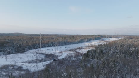 Stromübertragungsleitungen-In-Einem-Ländlichen-Winterwald,-Antenne