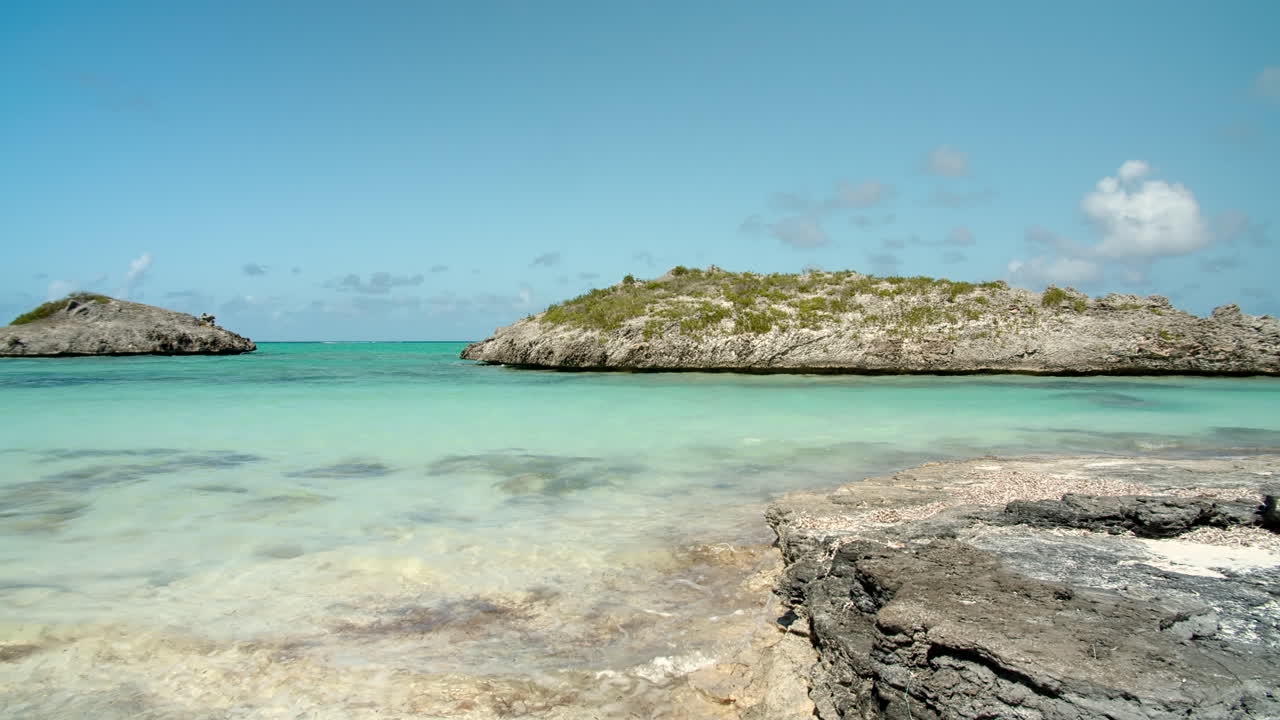 Vista mozzafiato di tre isole calcaree circondate da acqua turchese a Three Mary Cays, Isole Turks e Caicos - inquadratura ampia
