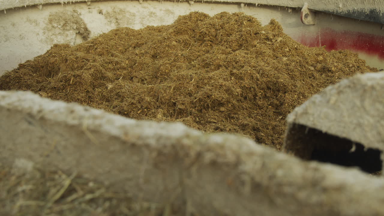 un contenedor de mezcla gigante lleno de alimento para animales