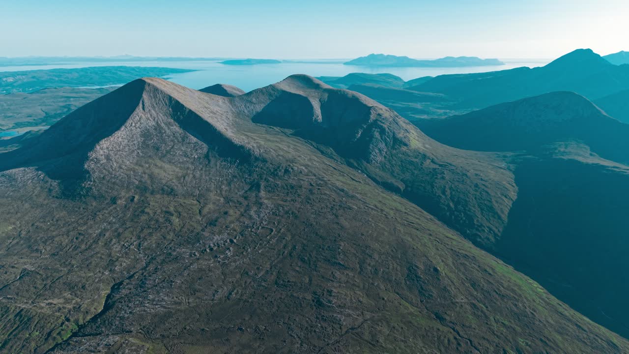 Luftfoto af bjerge og landskab på en klar dag