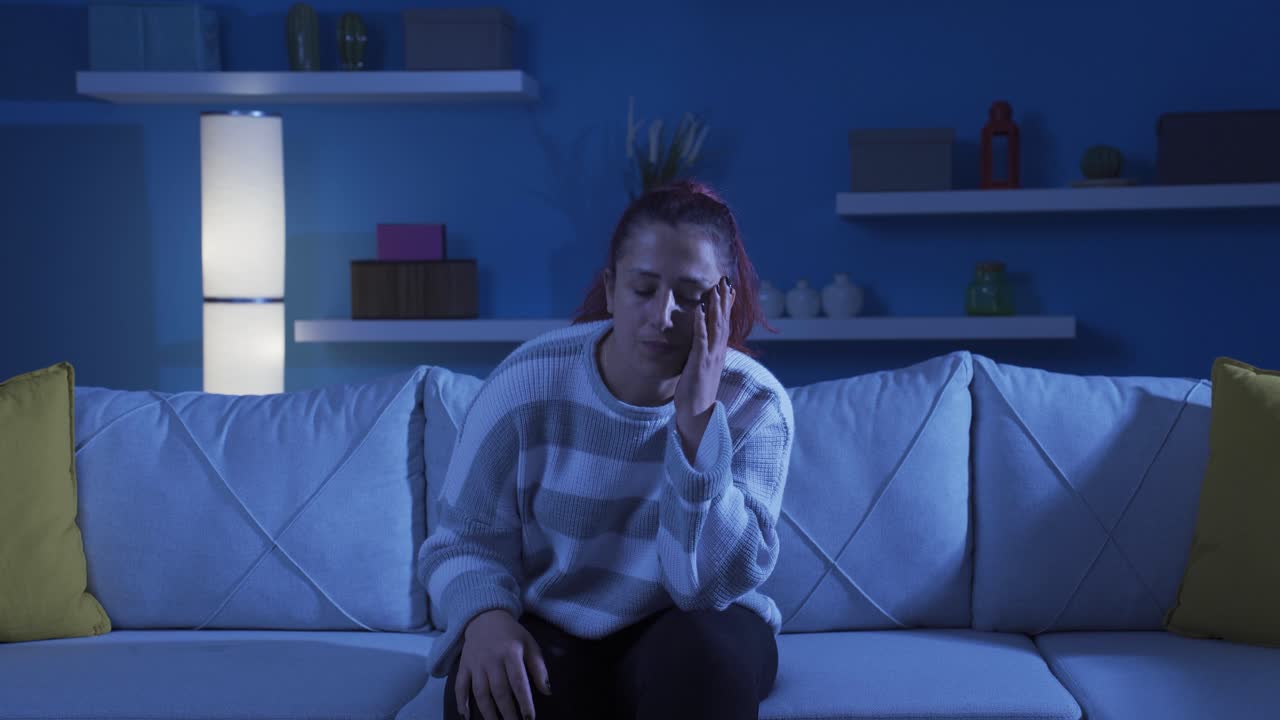 Donna depressa sola a casa.