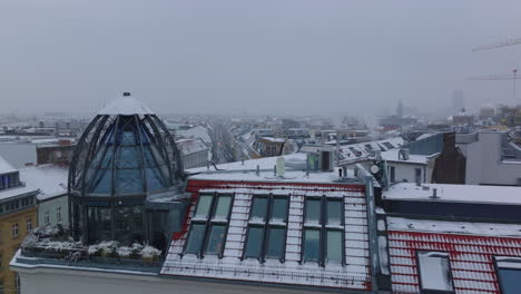 Volar-Alrededor-De-Las-Ventanas-Del-Techo-Y-La-Cúpula-De-Cristal-Del-Lujoso-ático-En-La-Parte-Superior-De-La-Casa-De-La-Esquina-En-La-Ciudad.-Clima-Invernal-Con-Nevadas.-Berlín,-Alemania