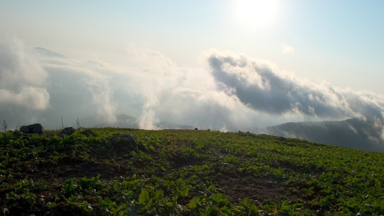 구름이 가득한 산악 풍경