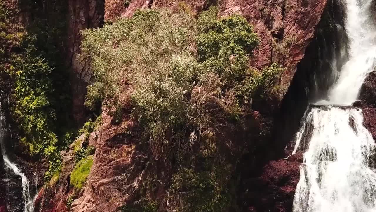 cascada que fluye a lo largo del acantilado en darwin
