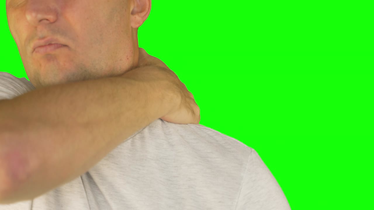 남자가 왼손으로 목과 어깨를 마사지합니다. 극단적인 근접 전면 뷰. 잠금.