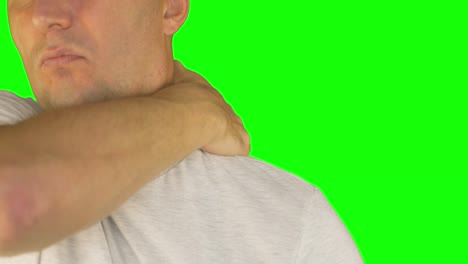 hombre frotando el cuello y los hombros con la mano izquierda. extremo de cerca vista delantera. tiro cerrado.