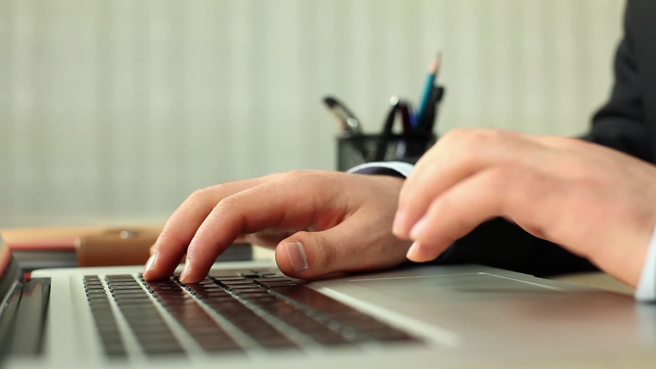 hombre de negocios usando computadora en la oficina 1