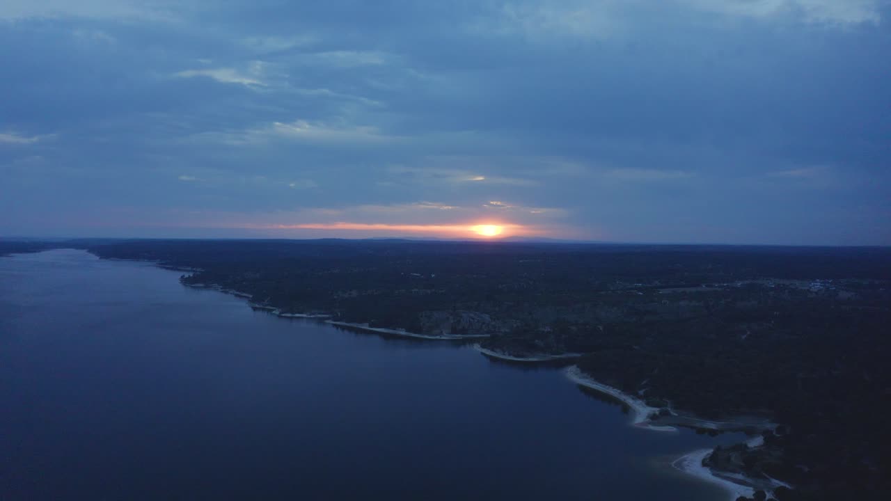 4K. Smuk solopgang over skyerne. Alentejo, Portugal