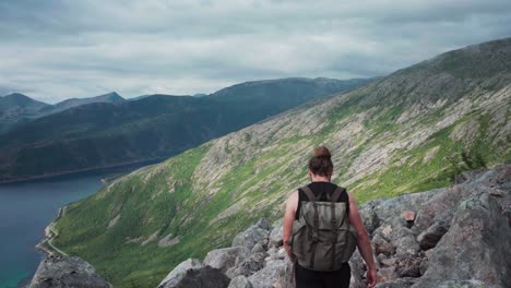 Männlicher-Rucksacktourist-Beim-Wandern-Auf-Dem-Berg-Kvaenan-In-Norwegen---Statische-Aufnahme