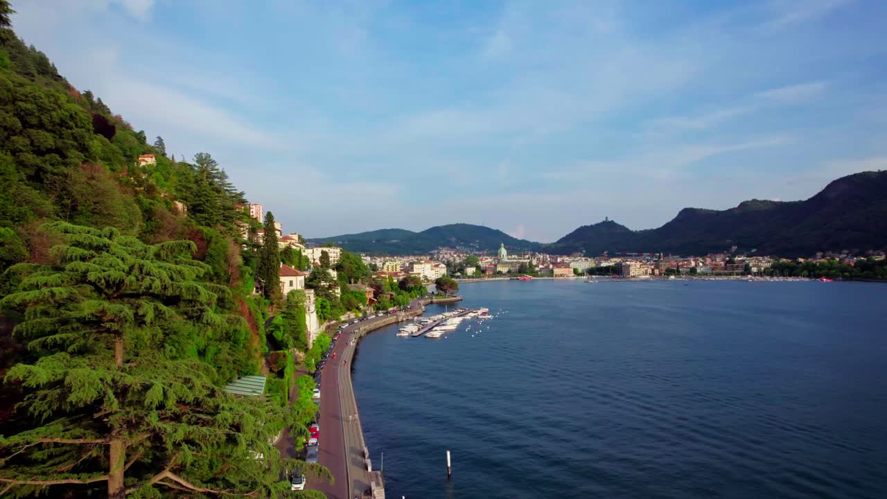 establecimiento aéreo, paseo marítimo en el lago como hacia el pueblo de como, italia