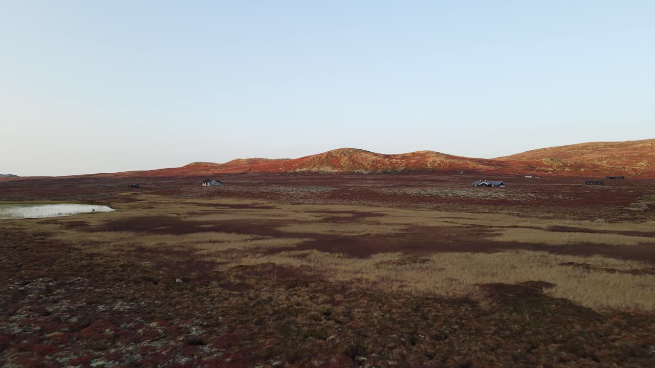 Chalets de vacances sur un plateau montagneux au coucher du soleil en Norvège du Sud