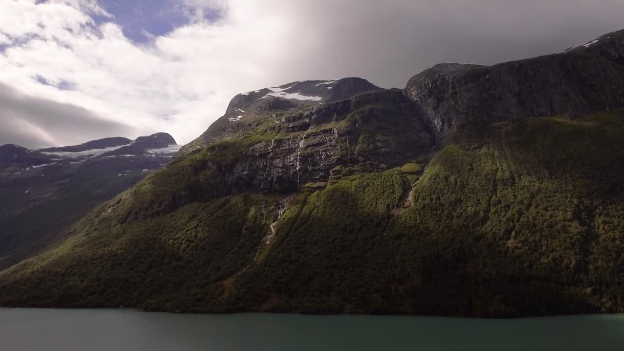Widok z lotu ptaka jeziora otoczonego górami w Norwegii