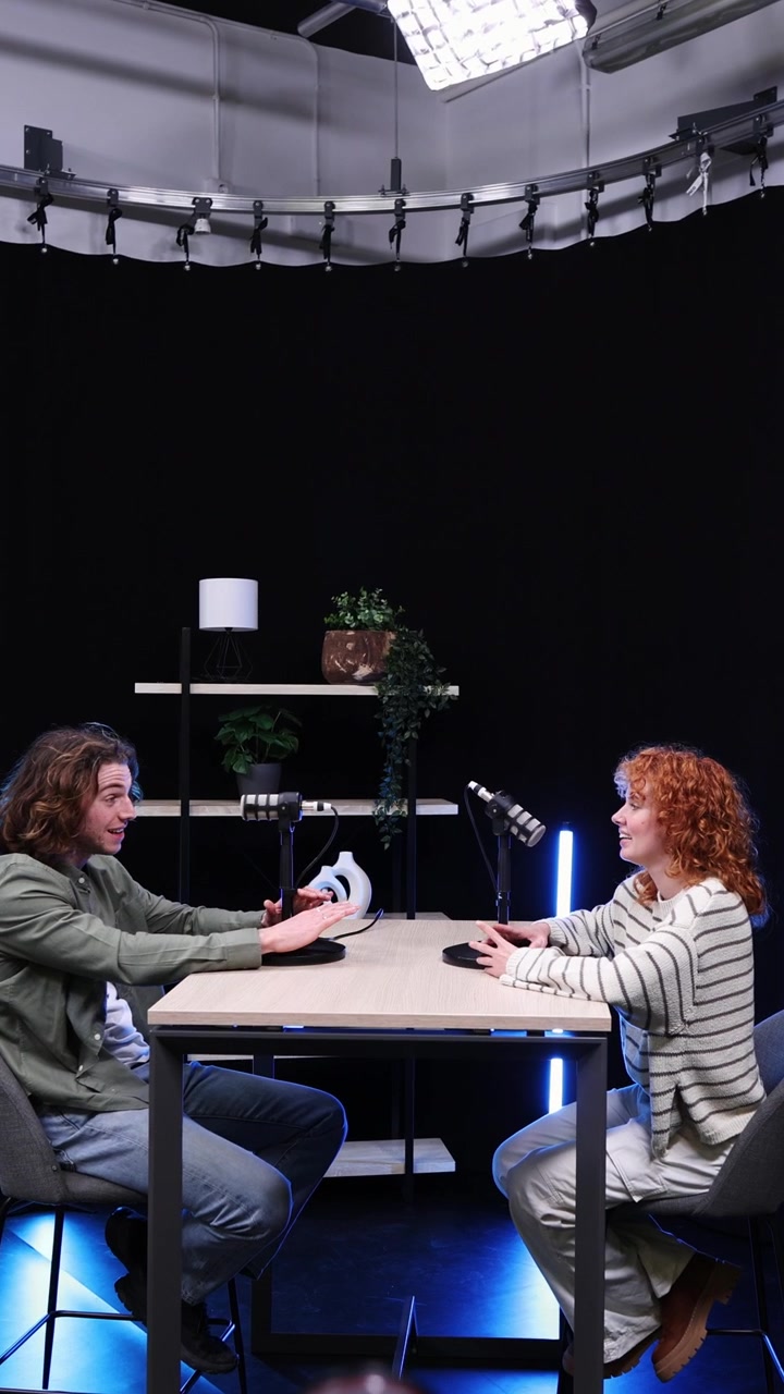 Due persone registrano intervista podcast in studio moderno
