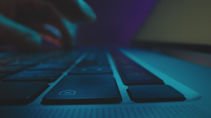 escribiendo en un teclado portátil