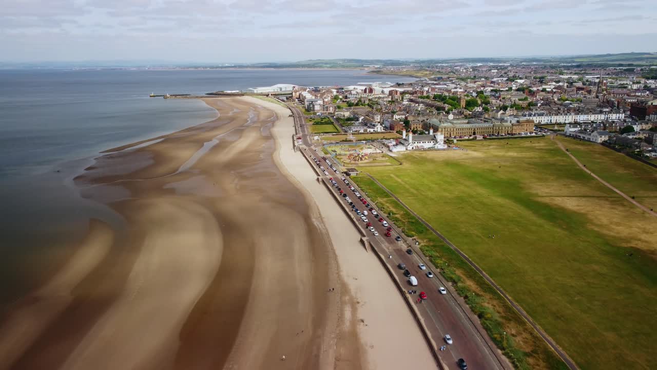 Kustlinjen och flodmynningen Ayr, South Ayrshire, Skottland, flygfoto.