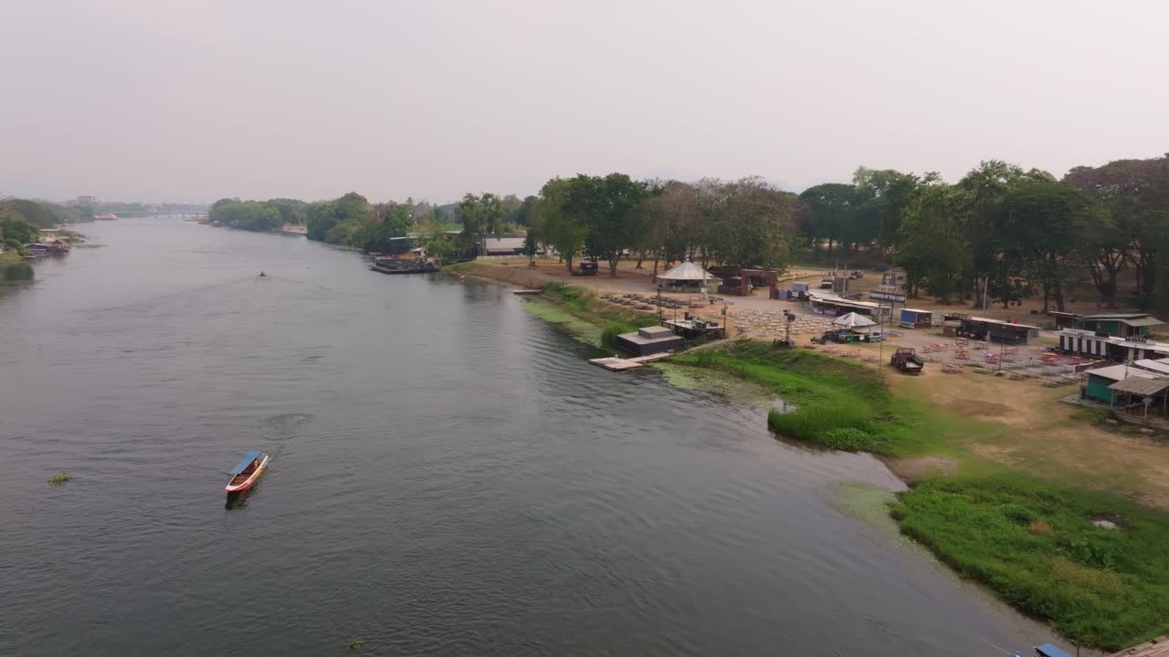 Inquadratura aerea del classico ponte ferroviario sul fiume Kwai, Thailandia