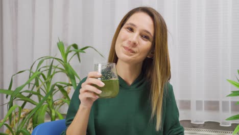 una mujer que come sano está en forma y en forma.
