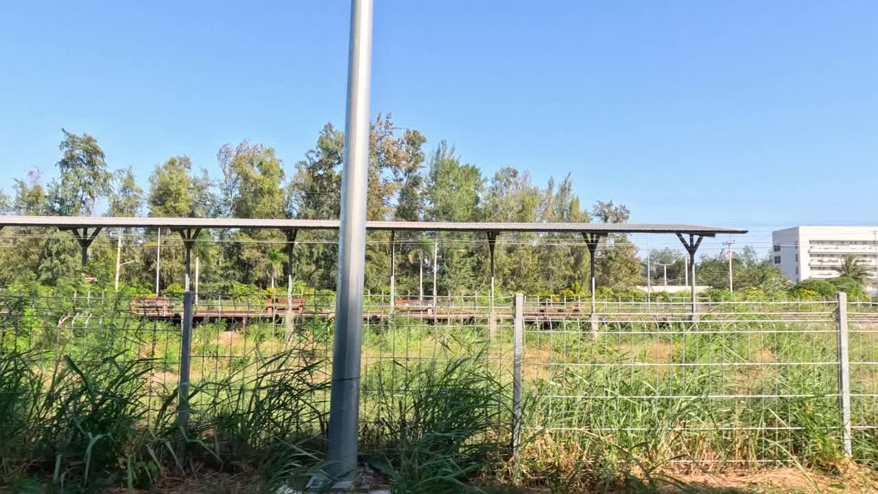 vista de los paisajes cambiantes desde una ventana del tren