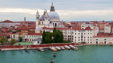 Toma-Aérea-De-Dorsoduro,-Venecia,-Costa-De-Italia,-Con-Basílica-De-Santa-Maria-Della-Salute