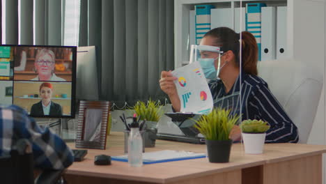 immobilized freelancer with protection mask having videomeeting