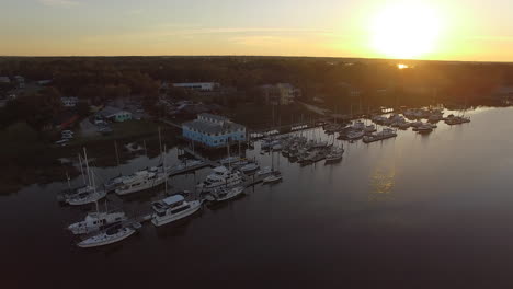 Luftaufnahme-Von-Lady&#39;s-Island,-South-Carolina,-Bei-Sonnenuntergang-Mit-Jachthafen,-Booten,-Brücke-Und-Beaufort-SC,-Die-Im-Uhrzeigersinn-Umkreisen,-Drohnenaufnahme