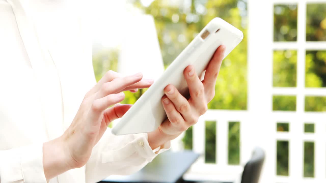 레스토랑에서 디지털 태블릿을 사용하는 여성 웨이트리스