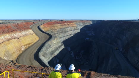 voe sobre os trabalhadores olhando para o poço de mineração