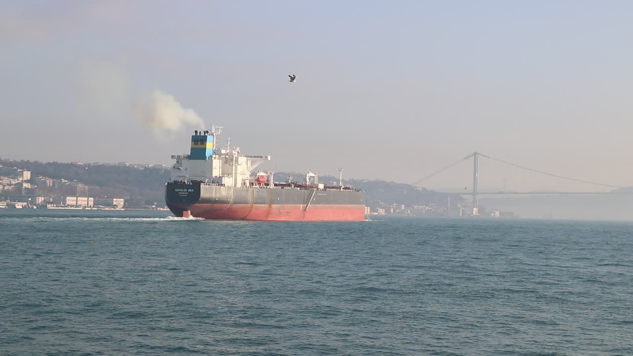 buques flotantes en el bósforo