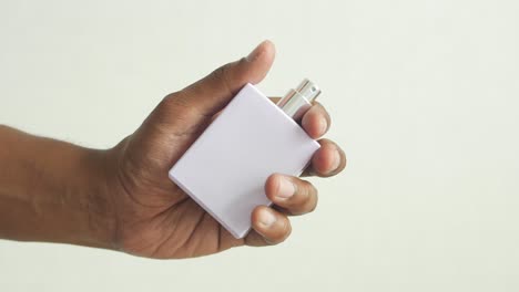 hombre con una botella de perfume