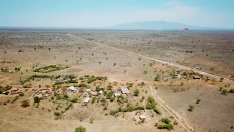 Vista-Aérea-Alejándose-De-Un-Pueblo-De-Karamoja,-También-Conocido-Como-Manyatta-O-Ere,-En-Un-Día-Soleado-En-Uganda,-áfrica