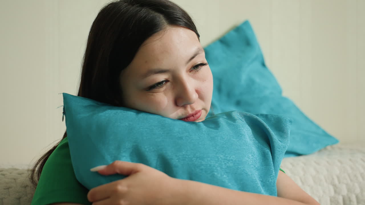 바쁜 하루를 보낸 후 편안하게 휴식을 취하는 여성, 평온하고 편안한 오후 휴식 시간에 평화를 찾는 여성, 바쁘고 힘든 하루를 보낸 후 여유롭게 긴장을 풀고 평온함을 즐기는 여성