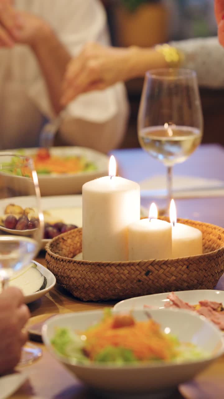 Elegante apparecchiatura per la cena con candele accese e vino
