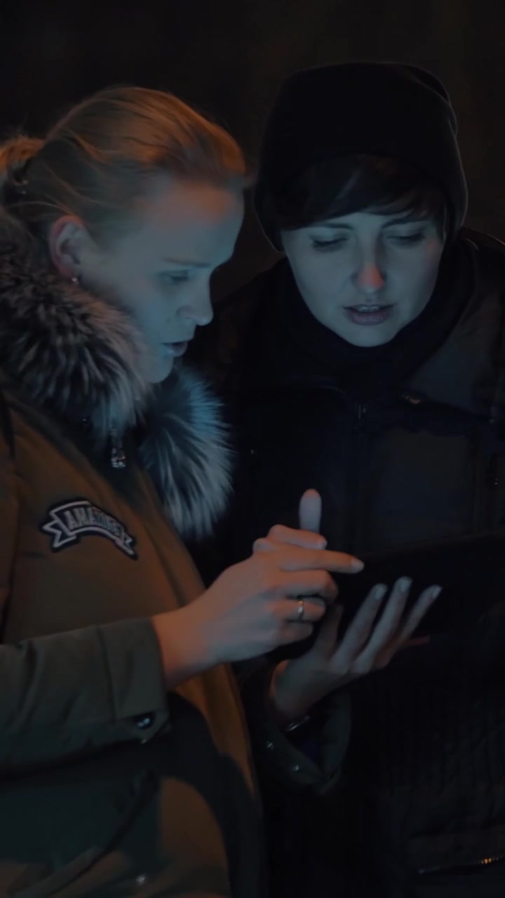 Traffico cittadino notturno e donne con un tablet