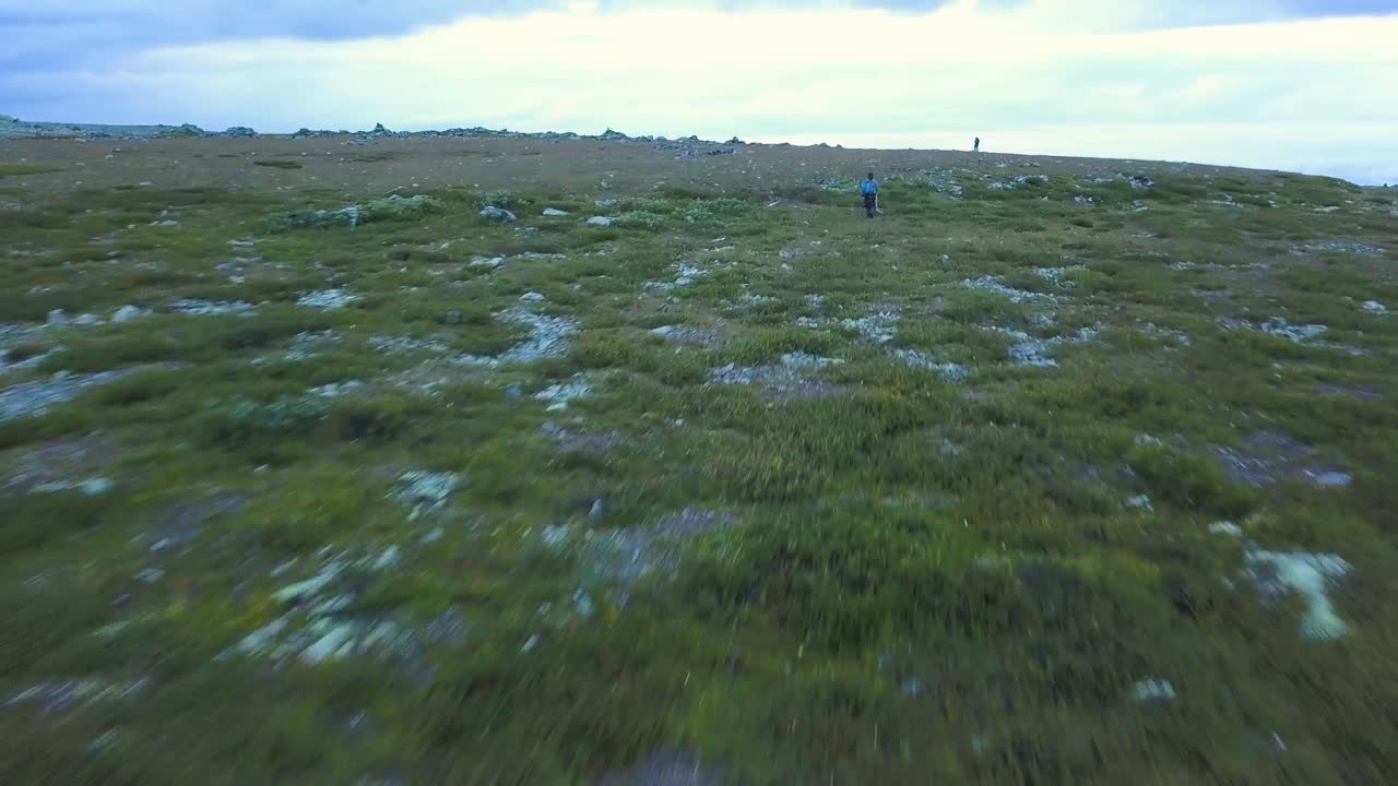 산꼭대기 에서 산책 하는 사람