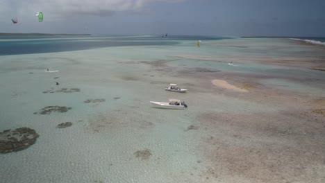 vista aérea lancha con personas kite safari, barrera de arrecife este sebastopol los roques