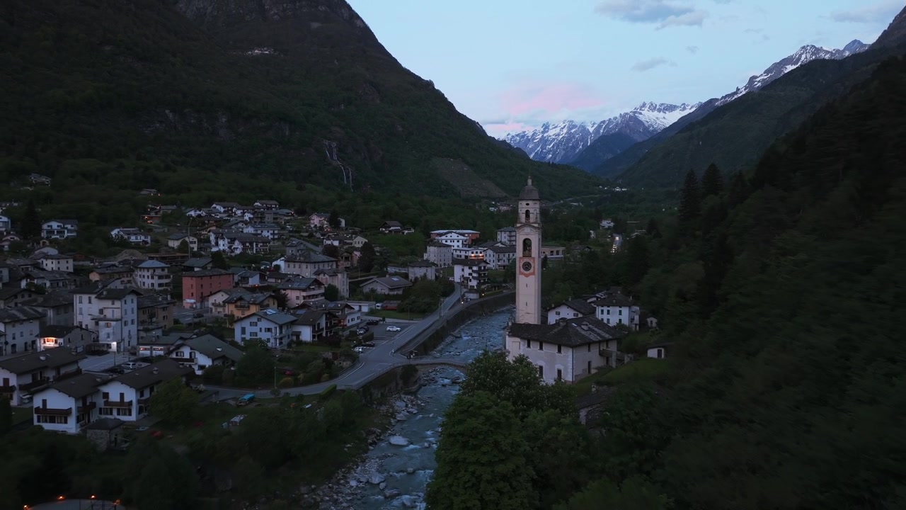 Suggestiva vista aerea della storica Piuro, Italia, un antico comune lombardo incastonato tra maestose montagne e attraversato da un fiume
