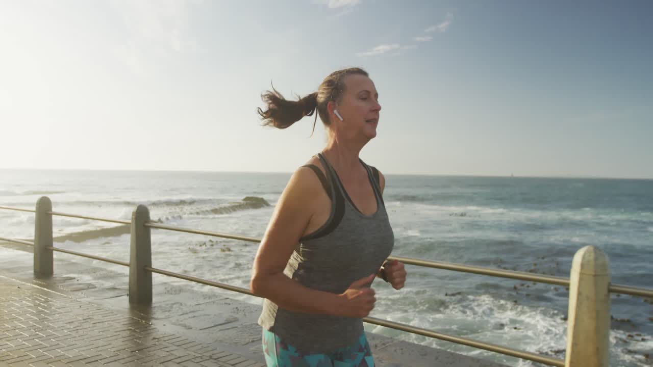 Donna anziana che corre su una passeggiata.