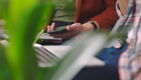 startup creativo, teléfono y equipo de negocios hablando